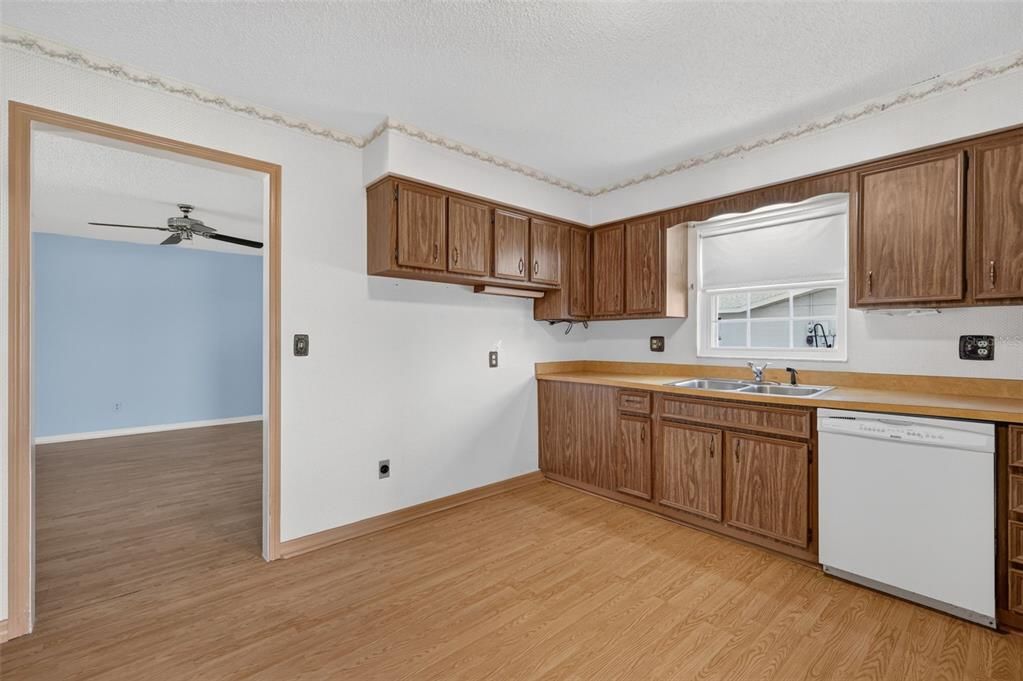 Activo con contrato: $396,900 (3 camas, 2 baños, 2100 Pies cuadrados)
