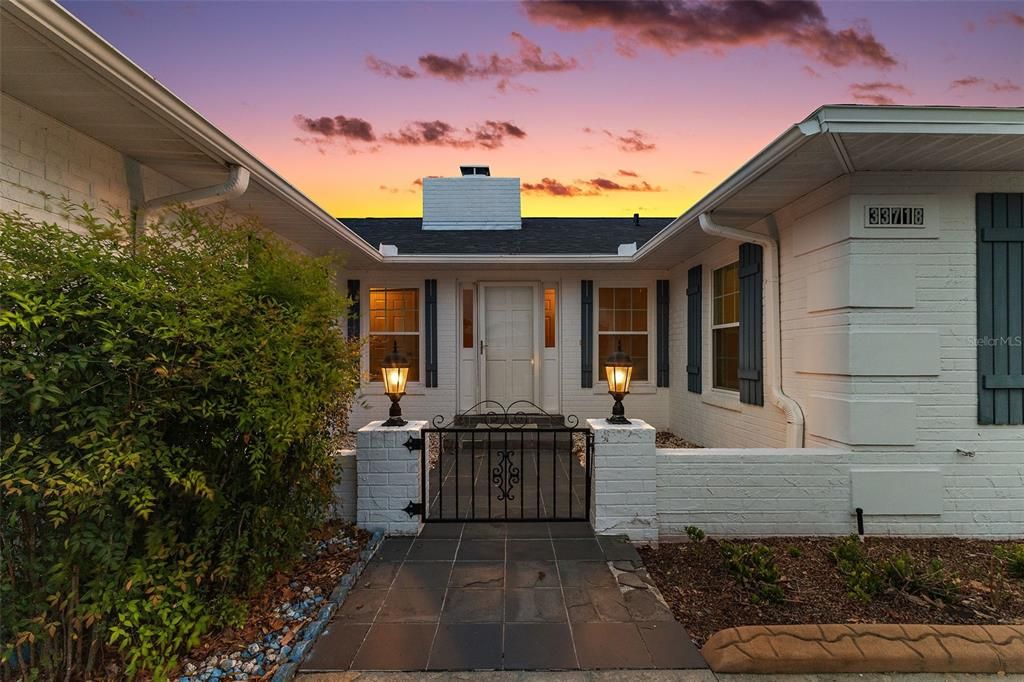 Activo con contrato: $396,900 (3 camas, 2 baños, 2100 Pies cuadrados)