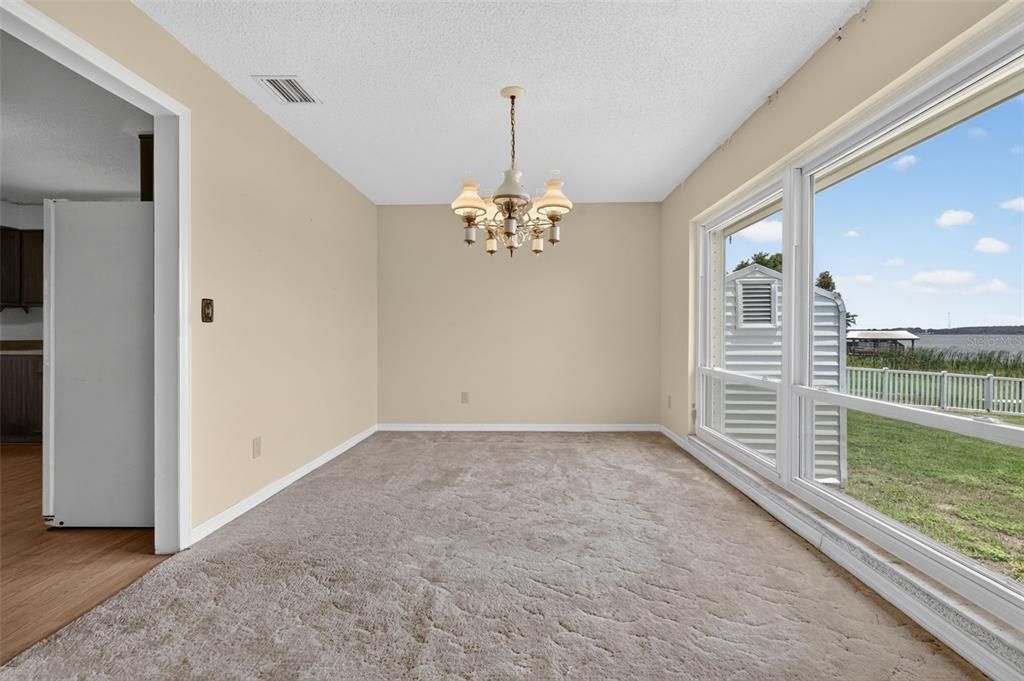 Activo con contrato: $396,900 (3 camas, 2 baños, 2100 Pies cuadrados)