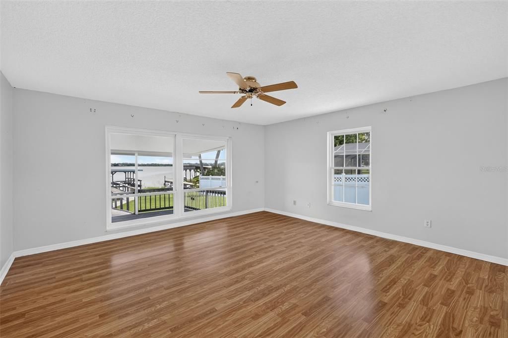 Activo con contrato: $396,900 (3 camas, 2 baños, 2100 Pies cuadrados)