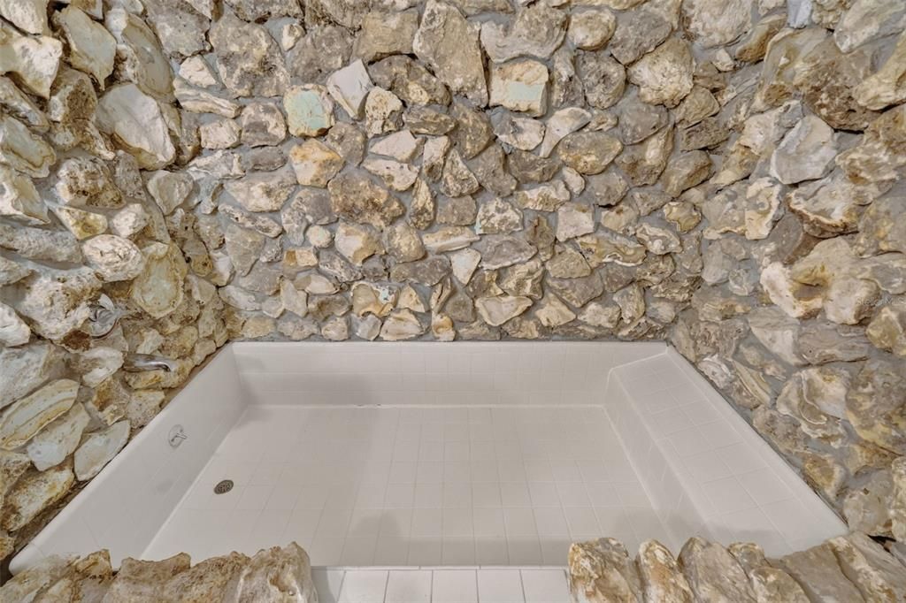 Activo con contrato: $396,900 (3 camas, 2 baños, 2100 Pies cuadrados)