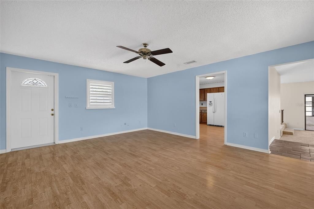 Activo con contrato: $396,900 (3 camas, 2 baños, 2100 Pies cuadrados)