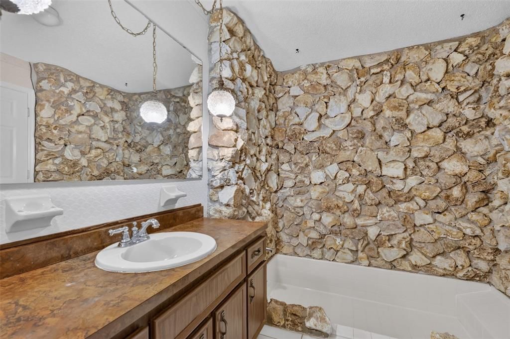 Activo con contrato: $396,900 (3 camas, 2 baños, 2100 Pies cuadrados)