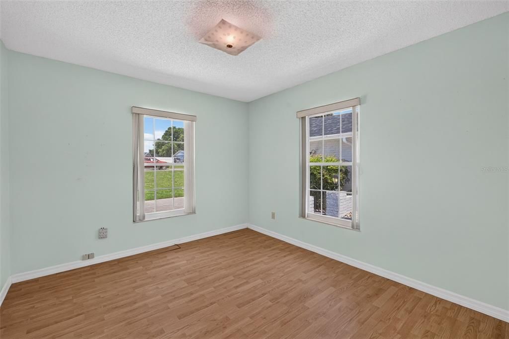 Activo con contrato: $396,900 (3 camas, 2 baños, 2100 Pies cuadrados)