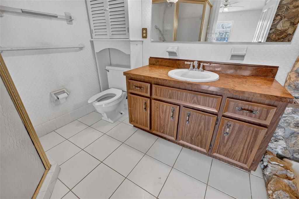 Activo con contrato: $396,900 (3 camas, 2 baños, 2100 Pies cuadrados)