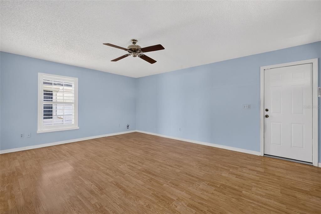 Activo con contrato: $396,900 (3 camas, 2 baños, 2100 Pies cuadrados)