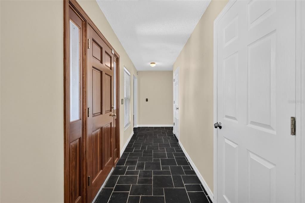 Activo con contrato: $396,900 (3 camas, 2 baños, 2100 Pies cuadrados)