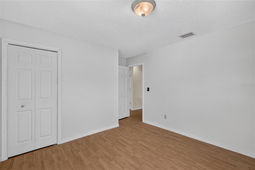 Activo con contrato: $396,900 (3 camas, 2 baños, 2100 Pies cuadrados)