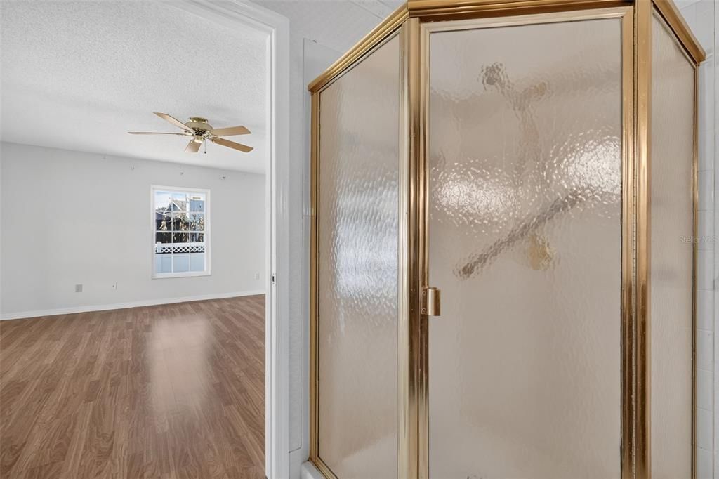 Activo con contrato: $396,900 (3 camas, 2 baños, 2100 Pies cuadrados)