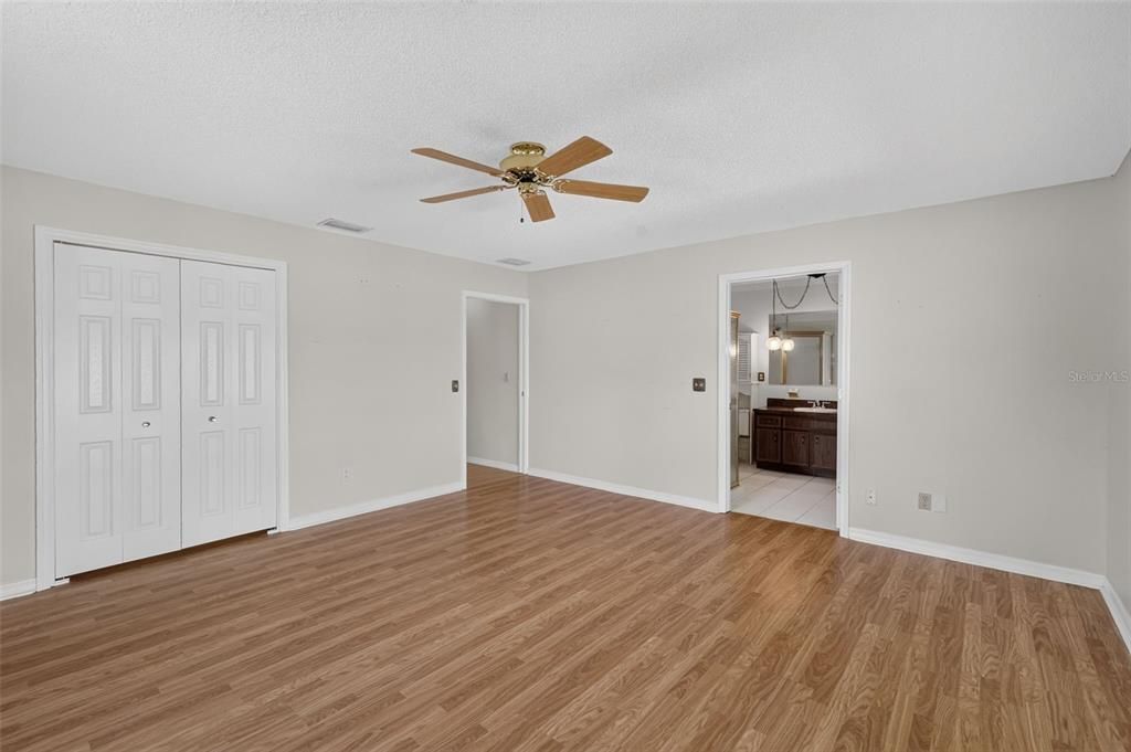 Activo con contrato: $396,900 (3 camas, 2 baños, 2100 Pies cuadrados)