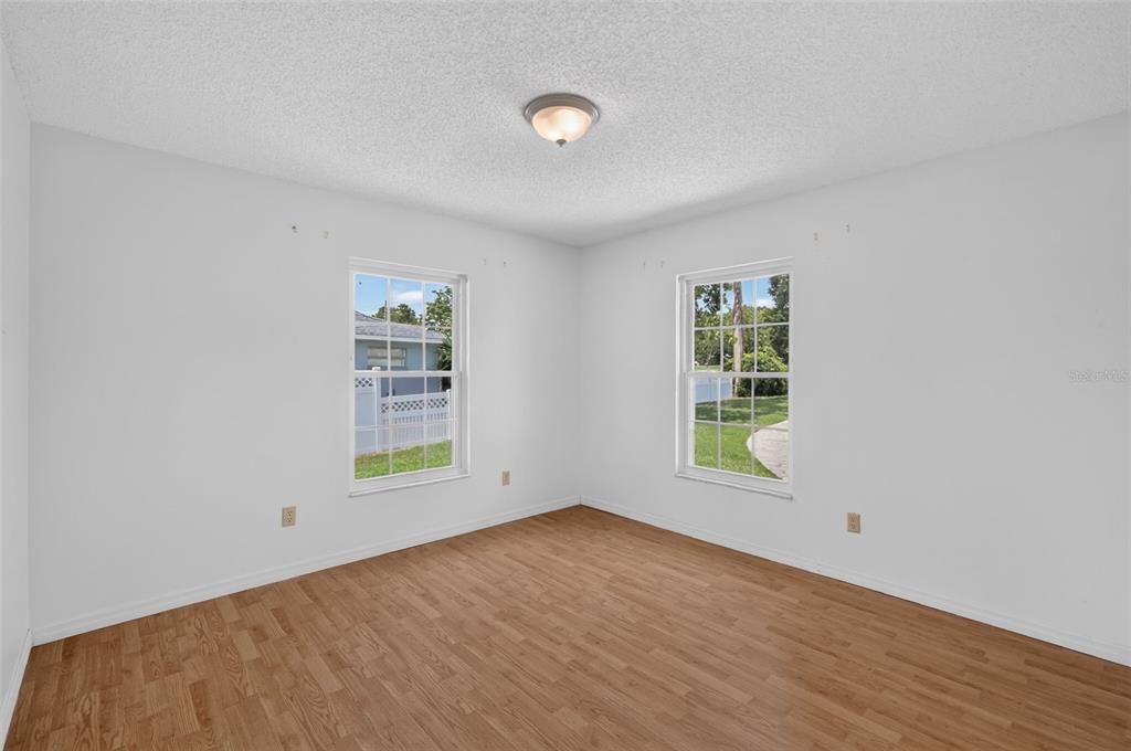 Activo con contrato: $396,900 (3 camas, 2 baños, 2100 Pies cuadrados)