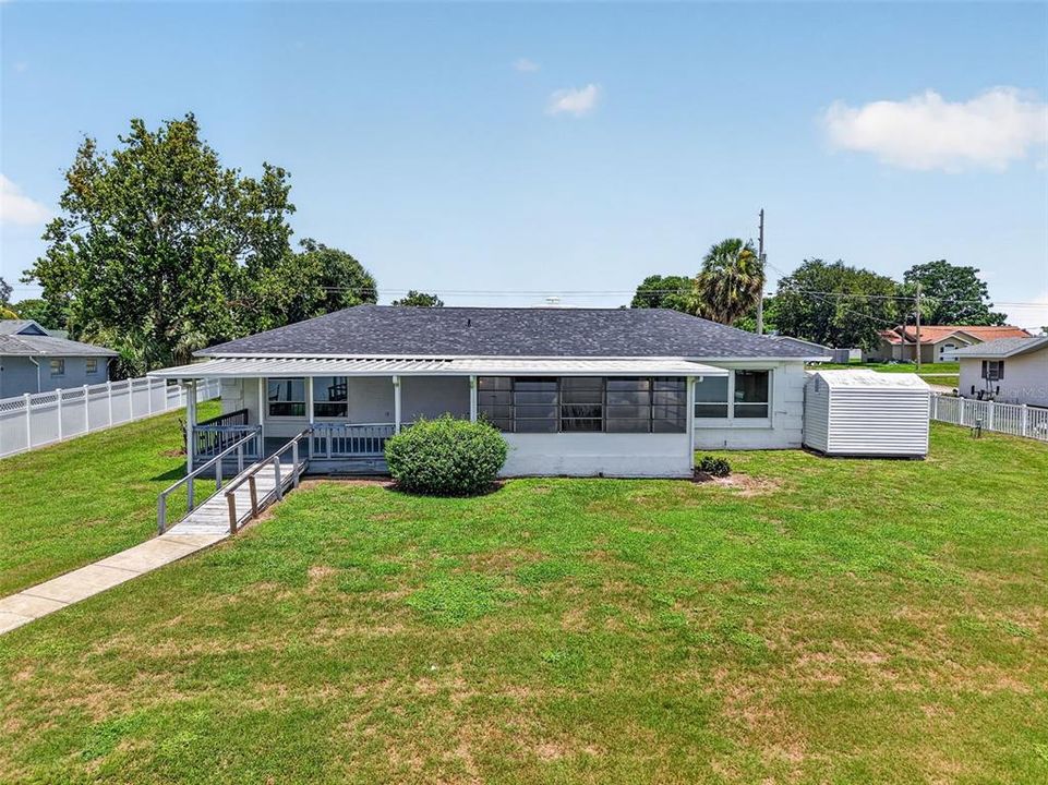 Activo con contrato: $396,900 (3 camas, 2 baños, 2100 Pies cuadrados)