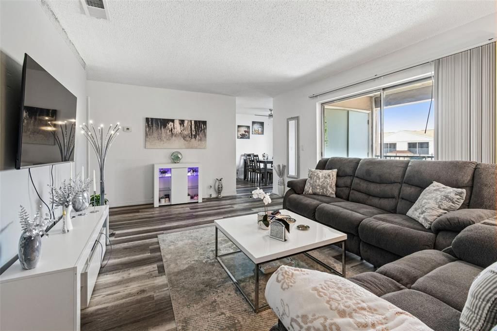 В аренду: $1,950 (2 спален, 1 ванн, 909 Квадратных фут)