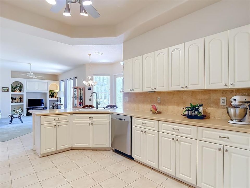 For Sale: $399,500 (3 beds, 3 baths, 2304 Square Feet)