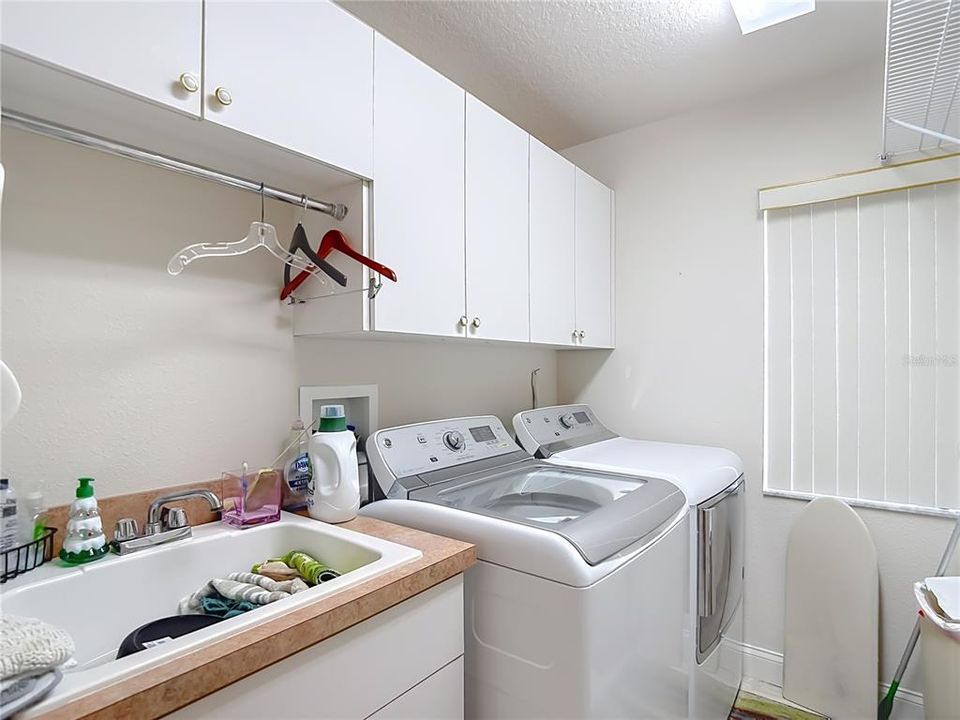For Sale: $399,500 (3 beds, 3 baths, 2304 Square Feet)