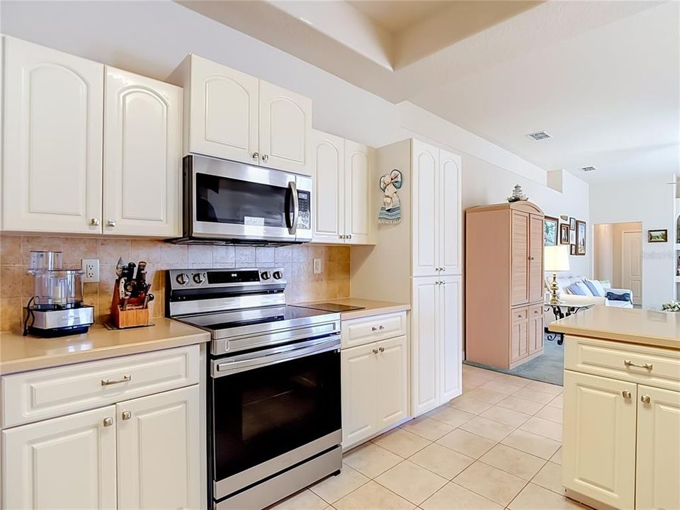 For Sale: $399,500 (3 beds, 3 baths, 2304 Square Feet)
