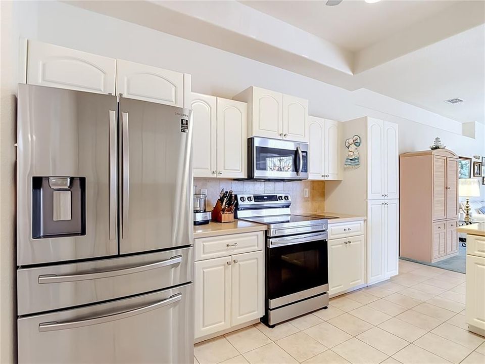 For Sale: $399,500 (3 beds, 3 baths, 2304 Square Feet)