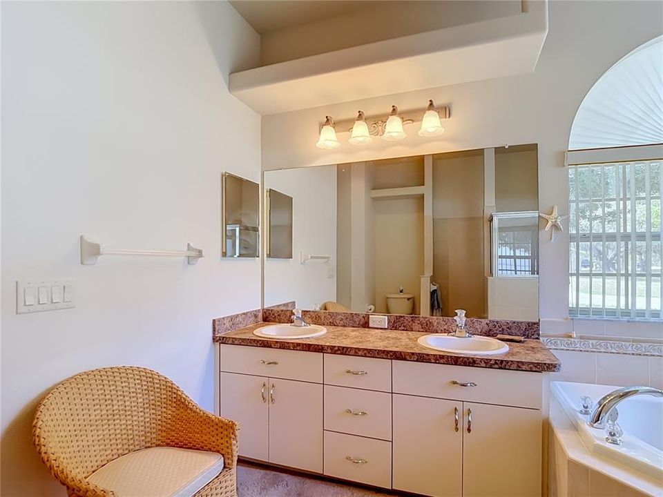 For Sale: $399,500 (3 beds, 3 baths, 2304 Square Feet)