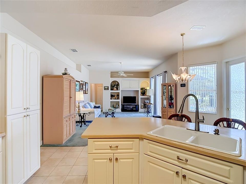 For Sale: $399,500 (3 beds, 3 baths, 2304 Square Feet)