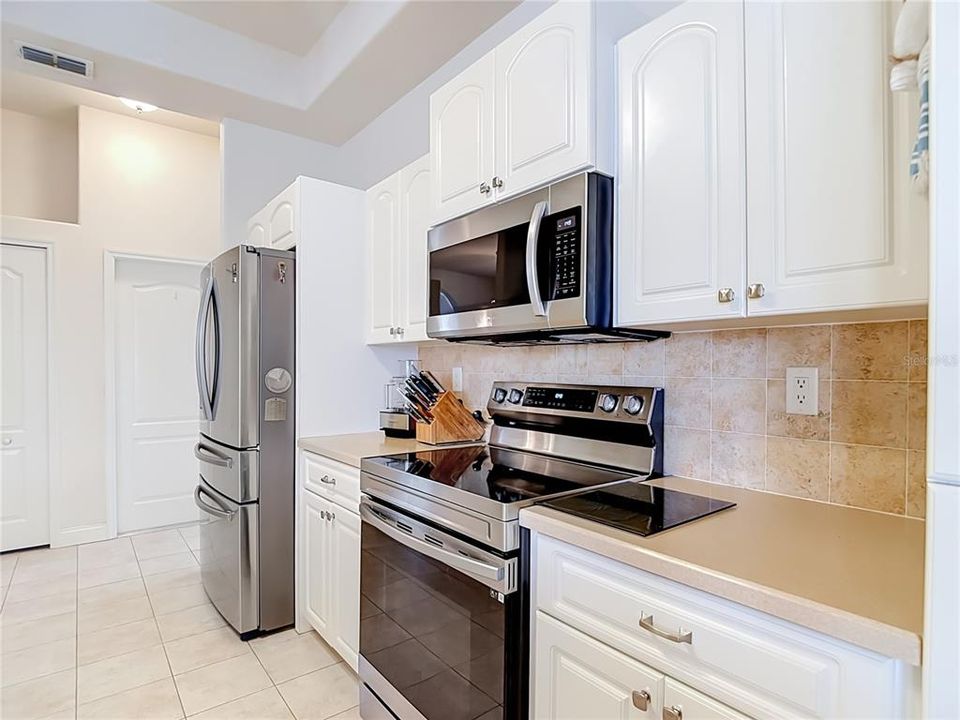 For Sale: $399,500 (3 beds, 3 baths, 2304 Square Feet)