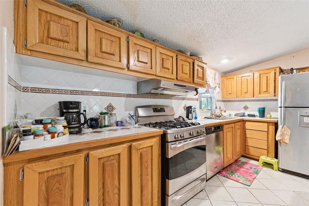 На продажу: $320,000 (4 спален, 2 ванн, 2052 Квадратных фут)