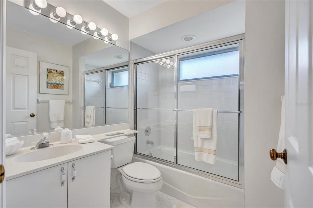 На продажу: $825,000 (3 спален, 2 ванн, 2001 Квадратных фут)