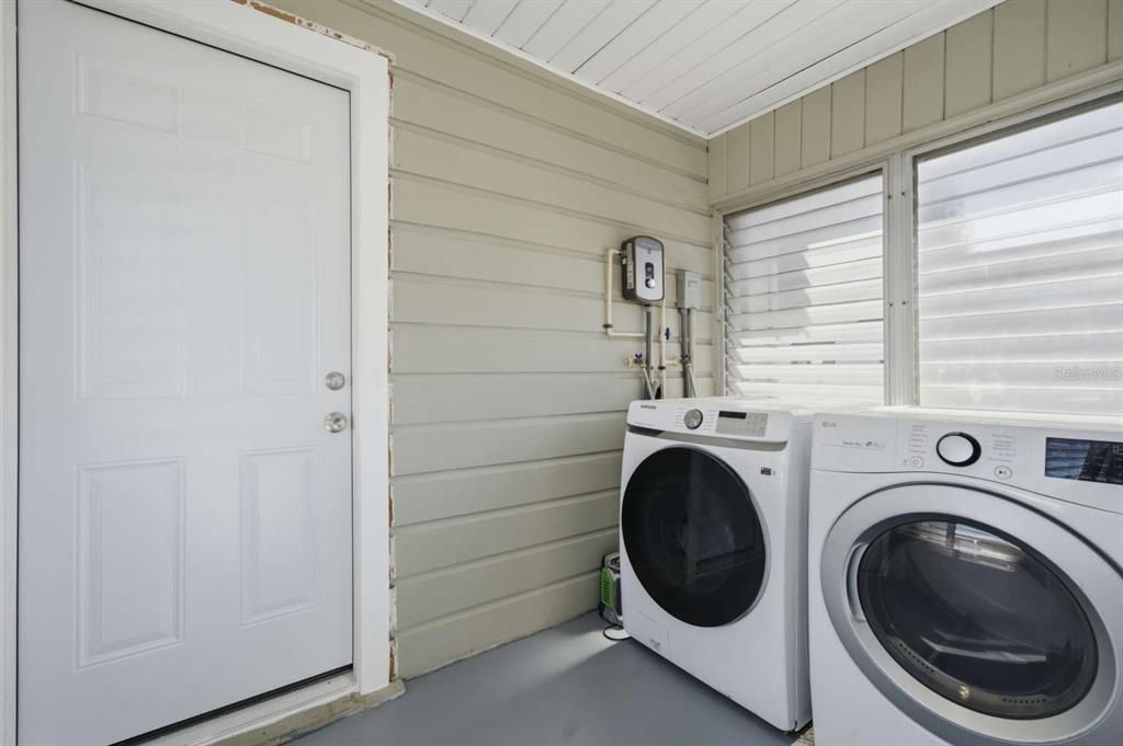 For Sale: $344,000 (2 beds, 1 baths, 808 Square Feet)