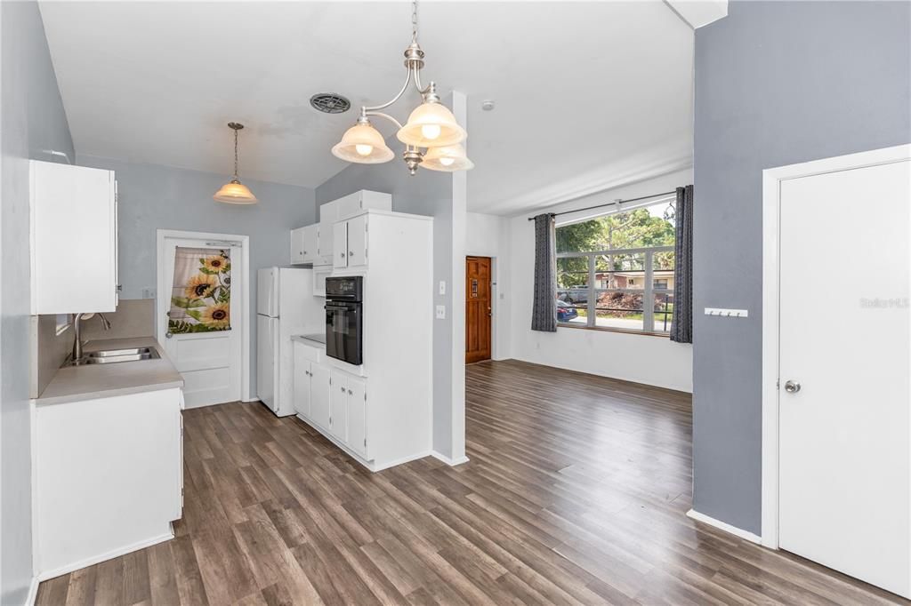 For Sale: $199,999 (3 beds, 2 baths, 1173 Square Feet)