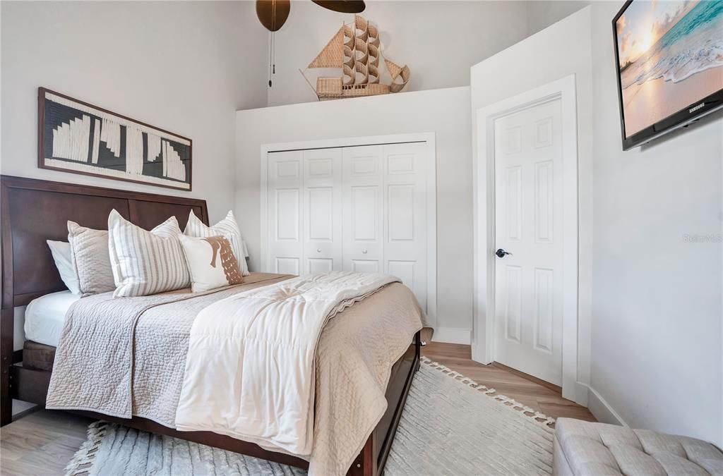 For Sale: $345,000 (2 beds, 2 baths, 864 Square Feet)