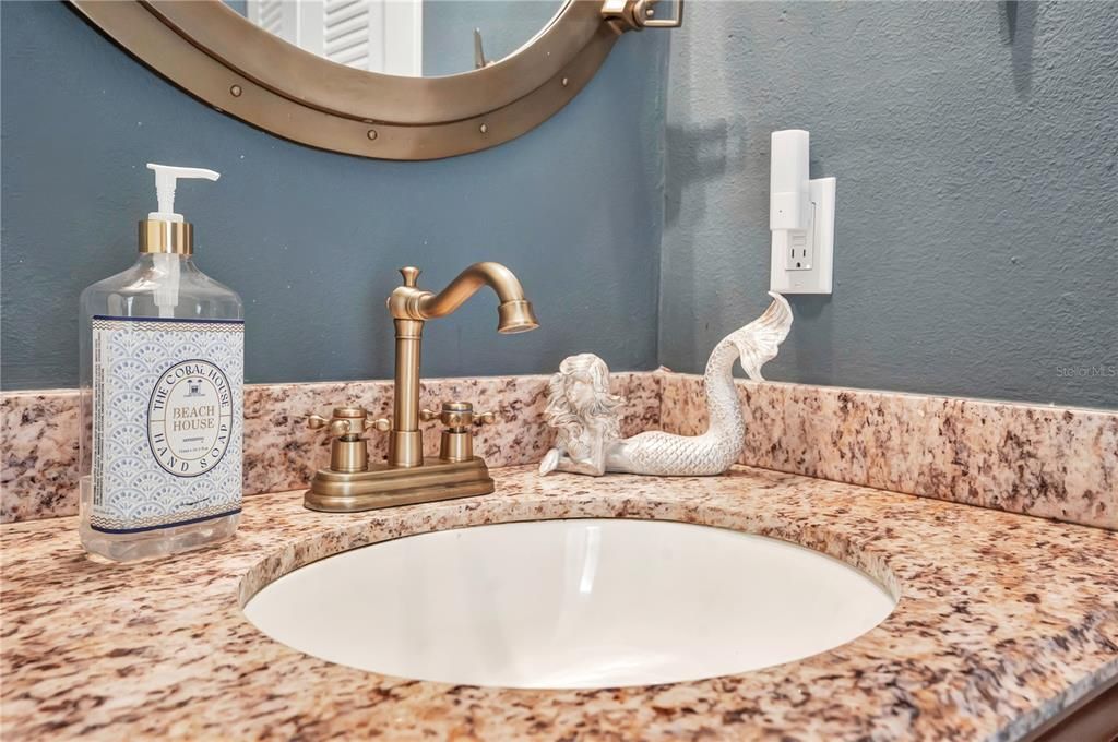 For Sale: $345,000 (2 beds, 2 baths, 864 Square Feet)