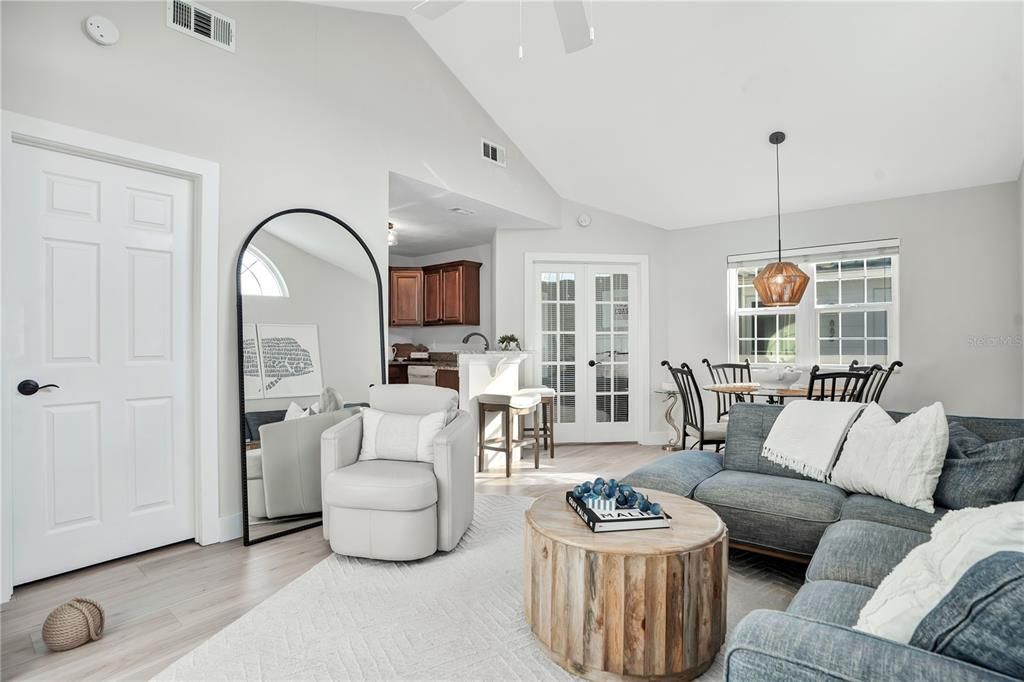 For Sale: $345,000 (2 beds, 2 baths, 864 Square Feet)