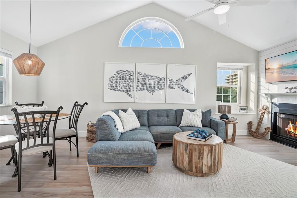For Sale: $345,000 (2 beds, 2 baths, 864 Square Feet)