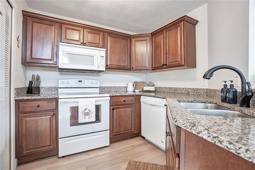 For Sale: $345,000 (2 beds, 2 baths, 864 Square Feet)