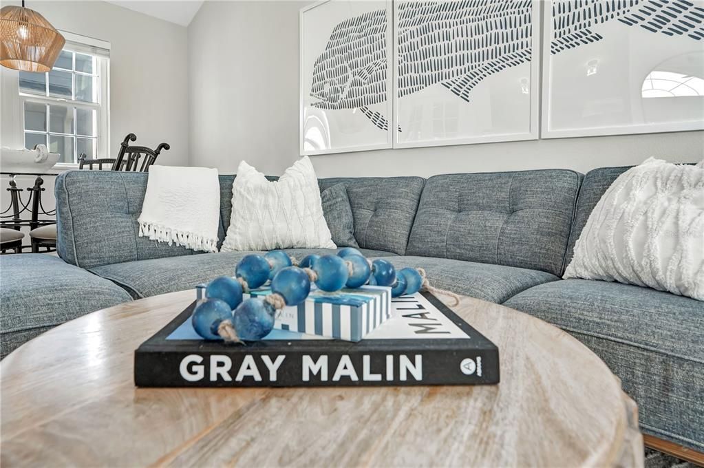 For Sale: $345,000 (2 beds, 2 baths, 864 Square Feet)