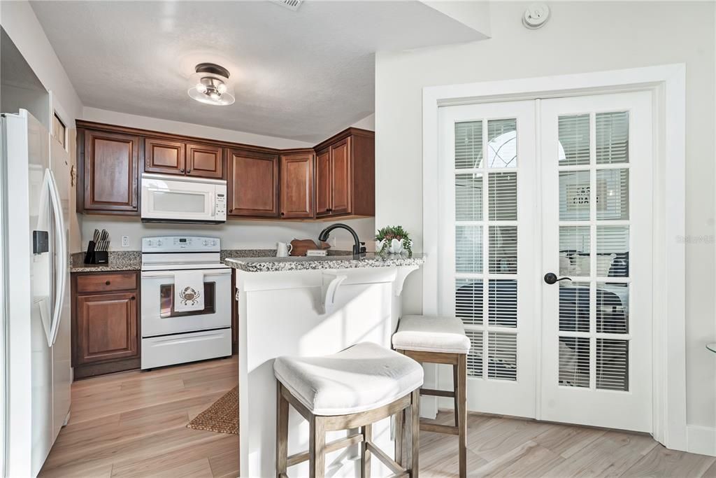 For Sale: $345,000 (2 beds, 2 baths, 864 Square Feet)