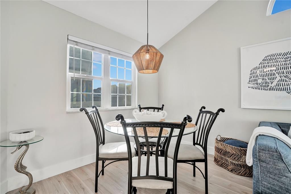 For Sale: $345,000 (2 beds, 2 baths, 864 Square Feet)