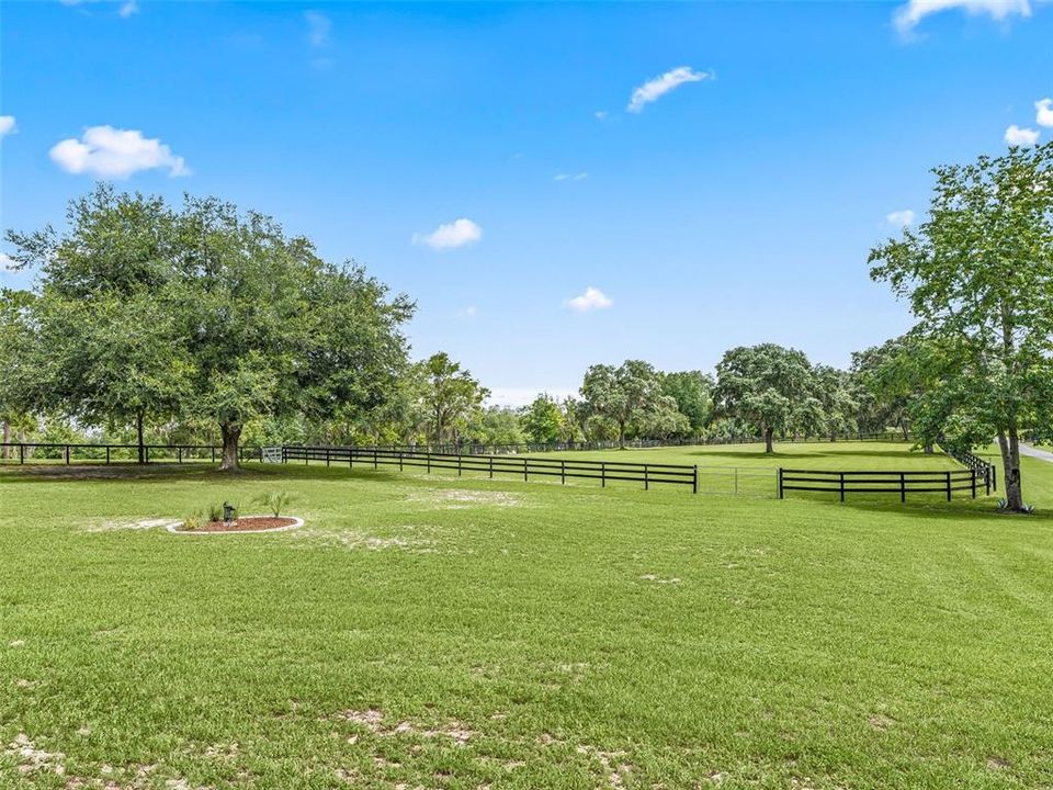 For Sale: $549,900 (2 beds, 2 baths, 1200 Square Feet)