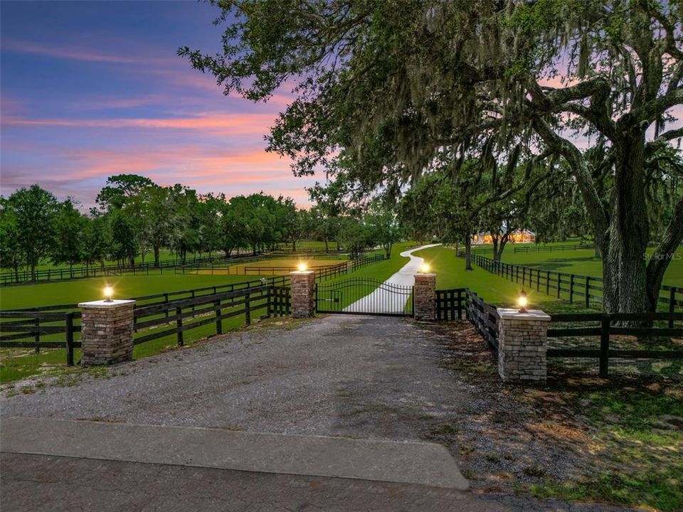 For Sale: $549,900 (2 beds, 2 baths, 1200 Square Feet)