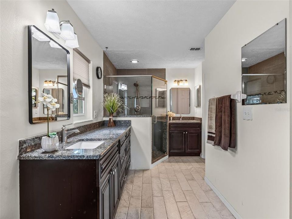 For Sale: $549,900 (2 beds, 2 baths, 1200 Square Feet)