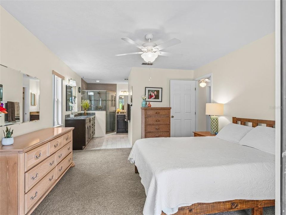 For Sale: $549,900 (2 beds, 2 baths, 1200 Square Feet)