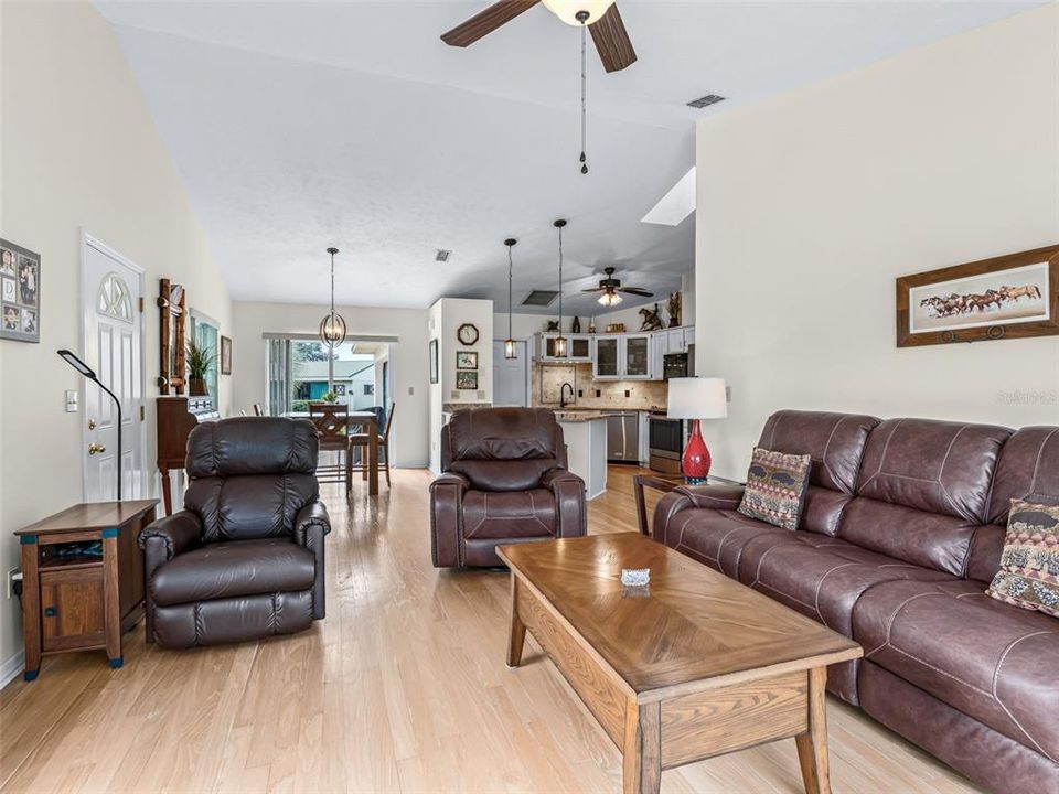 For Sale: $549,900 (2 beds, 2 baths, 1200 Square Feet)