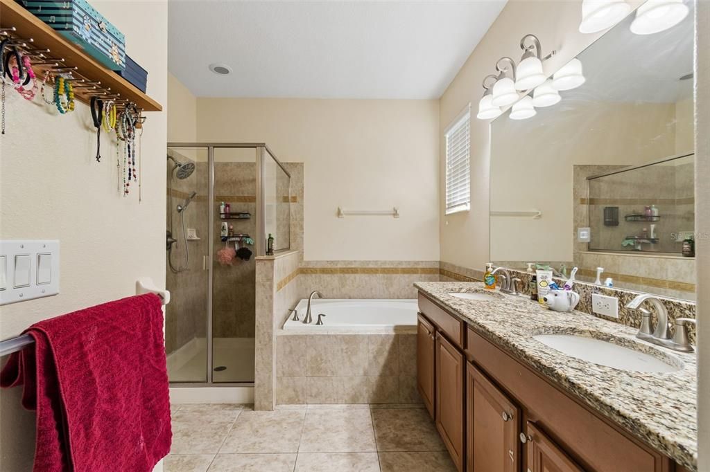En Venta: $349,900 (4 camas, 3 baños, 2027 Pies cuadrados)