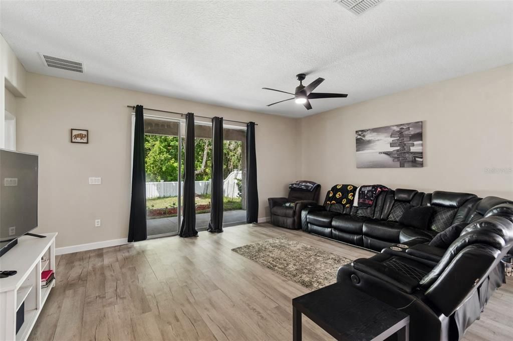 En Venta: $349,900 (4 camas, 3 baños, 2027 Pies cuadrados)