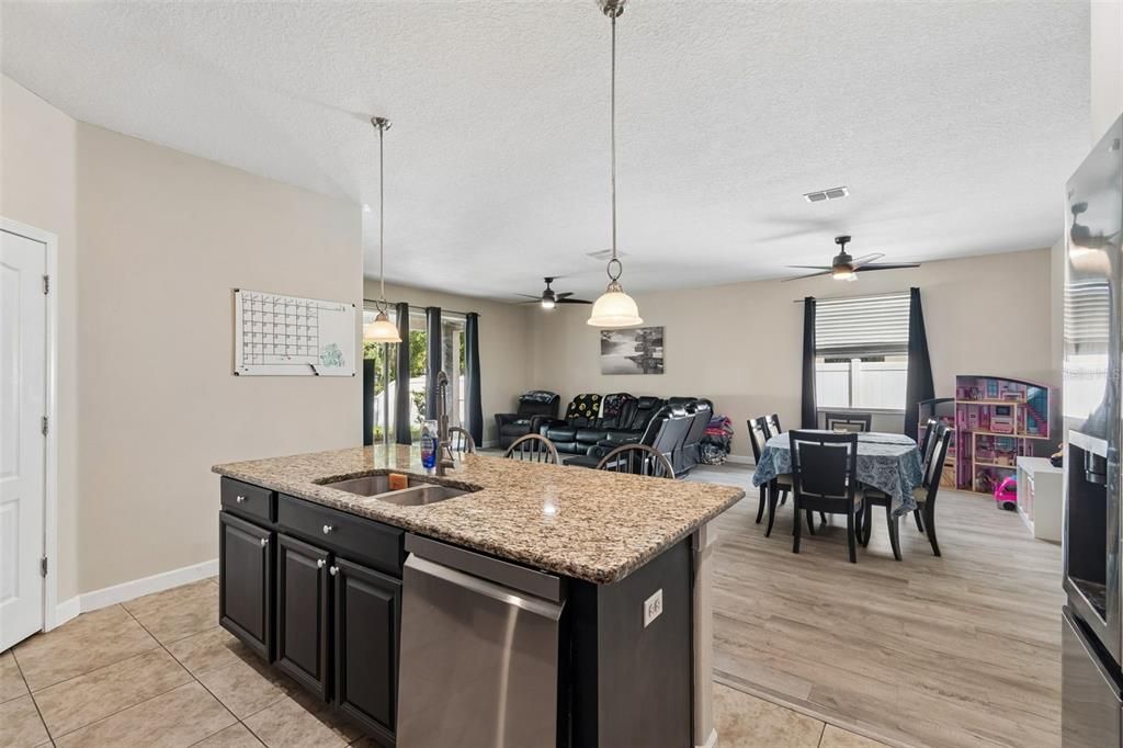 En Venta: $349,900 (4 camas, 3 baños, 2027 Pies cuadrados)