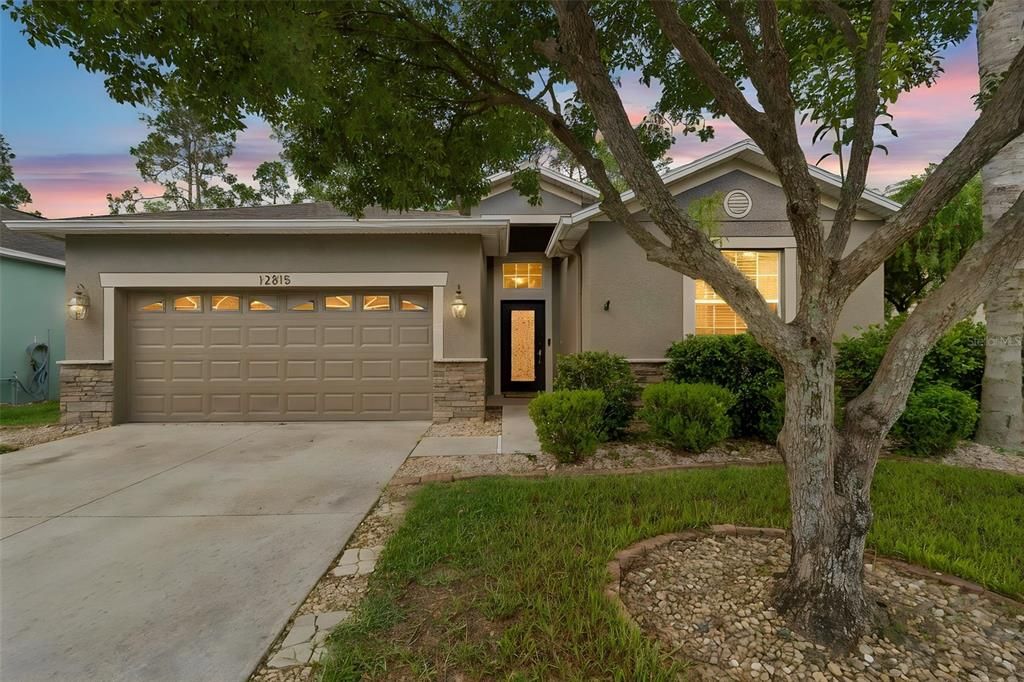 En Venta: $349,900 (4 camas, 3 baños, 2027 Pies cuadrados)