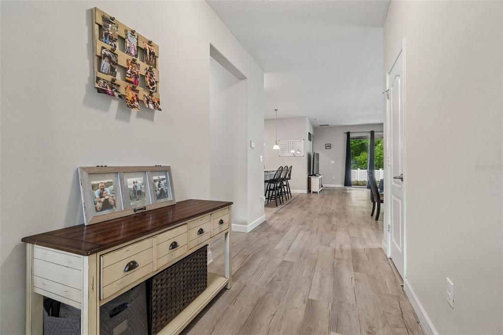 En Venta: $349,900 (4 camas, 3 baños, 2027 Pies cuadrados)