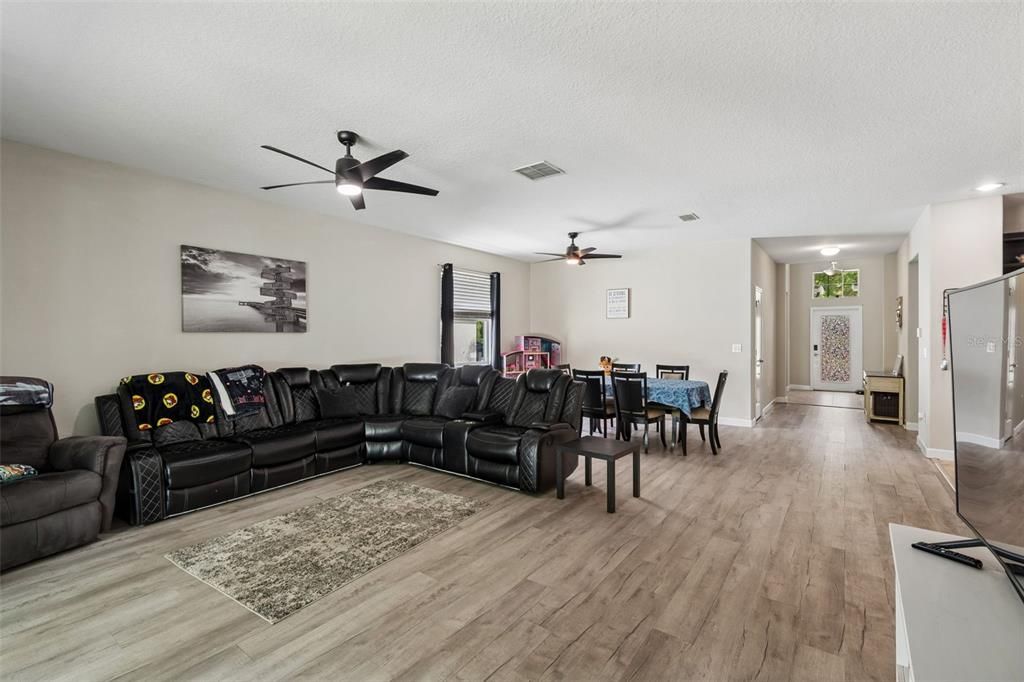 En Venta: $349,900 (4 camas, 3 baños, 2027 Pies cuadrados)