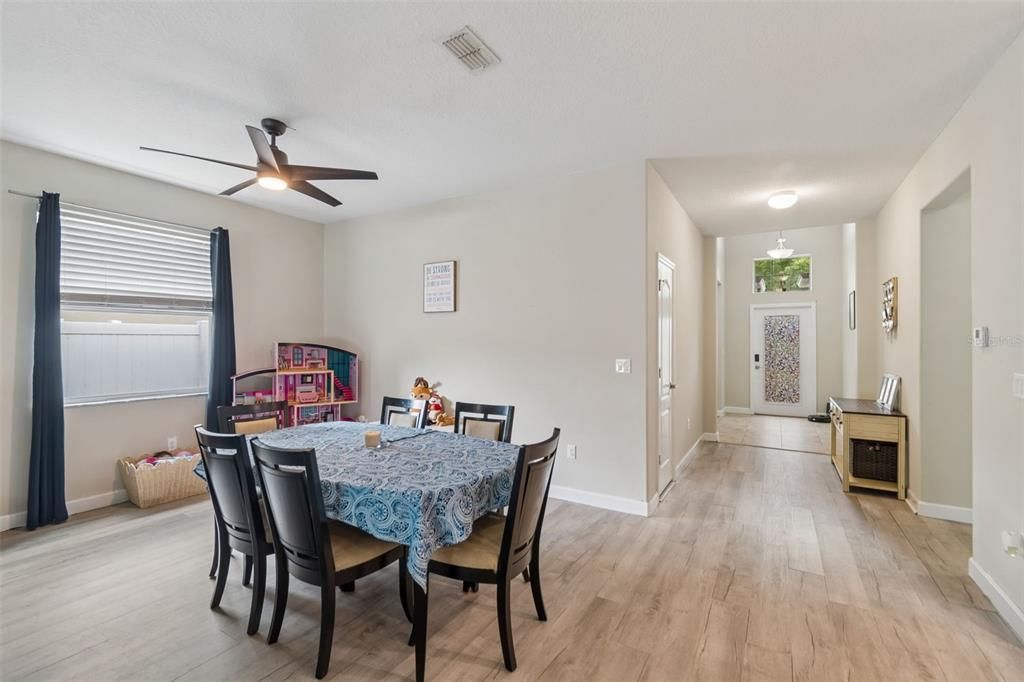 En Venta: $349,900 (4 camas, 3 baños, 2027 Pies cuadrados)