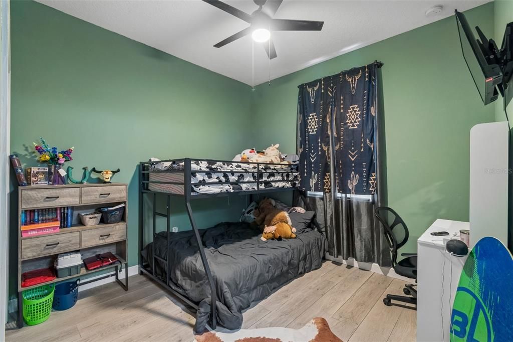 En Venta: $349,900 (4 camas, 3 baños, 2027 Pies cuadrados)