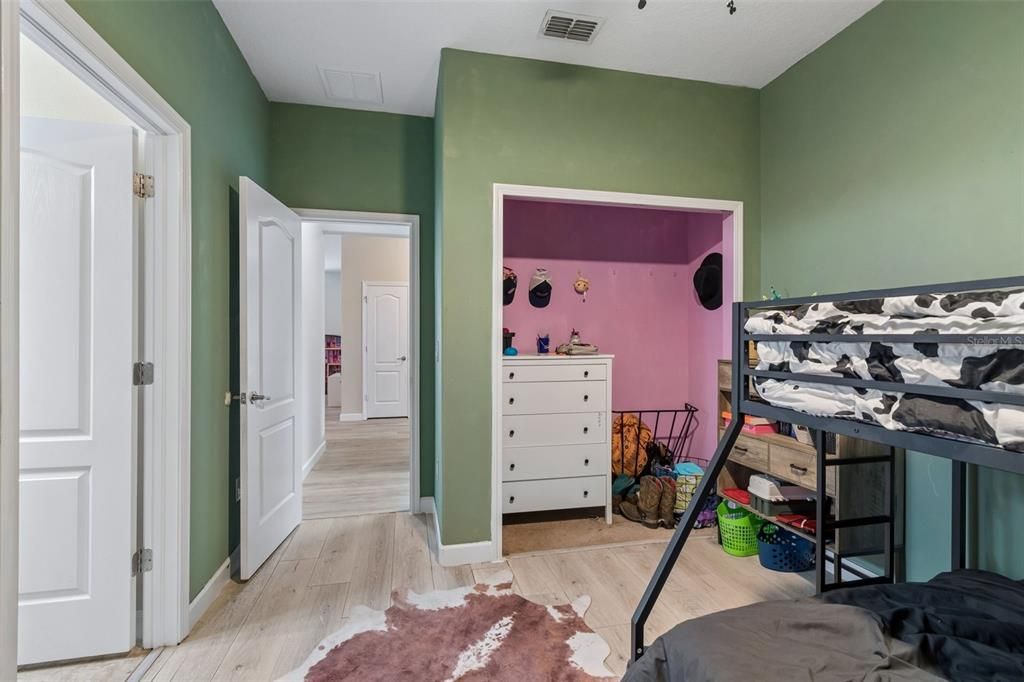 En Venta: $349,900 (4 camas, 3 baños, 2027 Pies cuadrados)